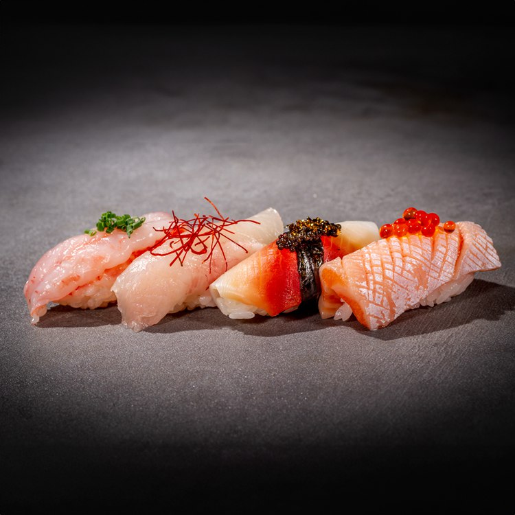Interno elegante del ristorante Kaede Oriental Taste con ambiente moderno e raffinato