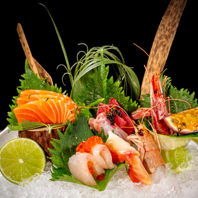 Esperienza culinaria autentica da Kaede - chef al lavoro nella preparazione di piatti orientali